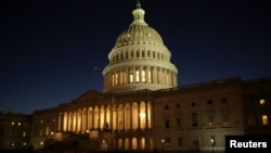 傍晚时分，美国国会大厦（The U.S. Capitol Building ）华灯初上（2016年12月20日）