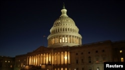 傍晚时分，美国国会大厦（The U.S. Capitol Building ）华灯初上（2016年12月20日）