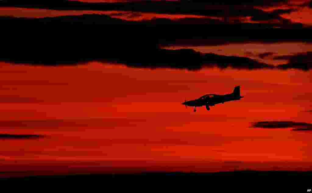 Máy bay Pilatus PC- 9/A chuẩn bị hạ cánh tại căn cứ RAAF Pearce ở Perth, Australia. Căn cứ RAAF Pearce tiếp nhận máy bay từ các nước Australia, New Zealand, Mỹ, Nhật Bản và Hàn Quốc tham gia một trong những hoạt động tìm kiếm hàng hải lớn nhất trong lịch sử, tìm kiếm những mảnh vỡ của chuyến bay MH370 Malaysia Airlines hiện đang mất tích.