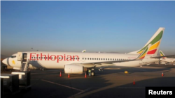 تصویر آرشیوی از یک فروند هواپیمای بوئینگ ۷۳۷در فرودگاه بین المللی اتیوپی