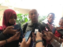 Kuasa hukum Nadimah, Ranto Sibarani, saat memberikan keterangan pers di DPRD Sumut, Kamis 6 Agustus 2020. (Foto: Anugrah Andriansyah/VOA)