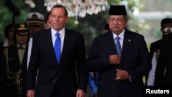 FILE - Australian Prime Minister Tony Abbott (L) walks beside Indonesian President Susilo Bambang Yudhoyono at the Presidential Palace in Jakarta, September 30, 2013. 