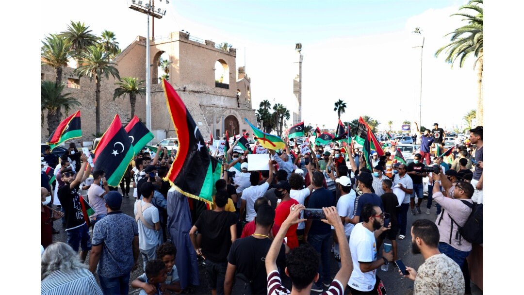 Aksi unjuk rasa anti-pemerintah di Tripoli, Libya, 25 Agustus 2020. (REUTERS/ Hazem Ahmed)