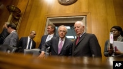 El líder del Comité de Relaciones Exteriores del Senado, el senador Bob Corker (centro), busca condicionar a Irán para que acceda a las demandas internaciones sobre su programa nuclear. La Casa Blanca asegura que esa medida pone en riesgo los diálogos.