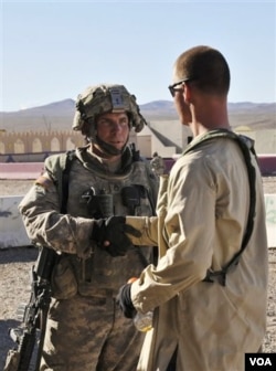 Sersan Robert Bales (kiri) saat berada di Fort Irwin, California (Foto: dok).