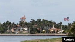 Bendera AS berkibar di perkebunan Mar-a-Lago milik Presiden AS Donald Trump di Palm Beach, Florida, 5 April 2017. (Foto: dok).