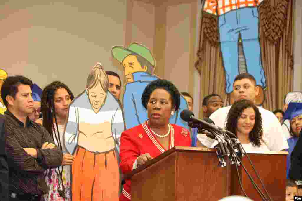 La congresista Sheila Jackson insistió en la necesidad de sensibilizar al presidente Obama sobre el drama que supone para las familias que uno de los miembros sea deportado.