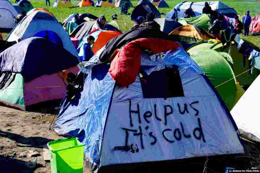 یکی از خیمه های پناهجویان در منطقۀ ایدامینی یونان نزدیک به مرز مقدونیه که بر آن نوشته شده &quot;به ما کمک کنید هوا سرد است&quot;