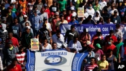 一群中美洲移民11月9日在墨西哥城朝联合国人权办公室行进。