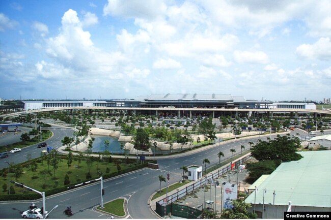 sân bay Tân Sơn Nhất đã từng được mở rộng nhưng không theo kịp lượng khách tăng cao