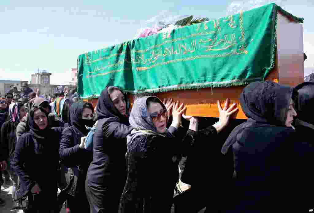 زنان در حال انتقال تابوت فرخنده، دختر که به اتهام سوختاندن قران در کابل توسط رهگذران کشته و جسد اش سوختانده شد. خبر مرگ فرخنده در اوایل سال ۲۰۱۵ انعکاس جهانی یافت.