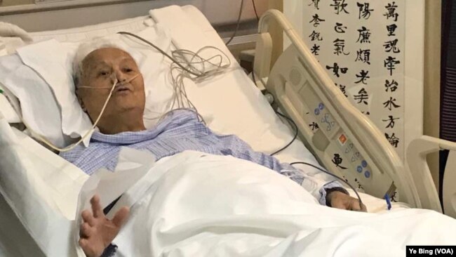 2018年4月13日，中共党史专家李锐在医院病房庆祝101岁生日。（美国之音叶兵拍摄）