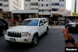 Una caravana de autos que salió de la casa del presidente interino Juan Guaidó, aparentemente lo traslada en su recorrido hacia la frontera con Colombia, donde espera recibir la ayuda humanitaria el próximo sábado 23 de febrero.