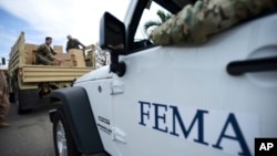 Personal del Departamento de Seguridad Nacional entrega suministros a la comunidad de Santa Ana, en Guayama, Puerto Rico, luego del paso del huracán María. Jueves, 5 de octubre de 2017.