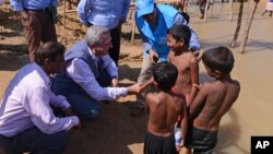  UNHCR ဒုက္ခသည်များဆိုင်ရာ ကုလသမဂ္ဂမဟာမင်းကြီး Filippo Grandi စက်တင်ဘာ ၂၃ ရက်နေ့က ရိုဟင်ဂျာဒုက္ခသည် စခန်းတွေကို သွားရောက်စဉ် 