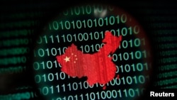 在一台电脑的显示器上，遍布二进制的0和1的数码，放大镜下有中国红色地图