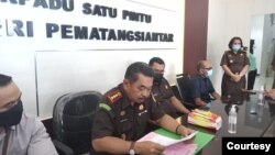 Kepala Kejari Pematangsiantar, Agustinus Wijono mengeluarkan pernyataan secara resmi dihentikannya kasus penodaan agama empat petugas forensik RSUD Djasamen Saragih di Kota Pematangsiantar, Sumatera Utara, Rabu, 24 Februari 2021. (Foto: Dokumen pribadi)