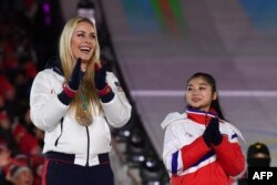 25일 평창동계올림픽 폐회식에서 미국 린지 본 선수와 북한 렴대옥 선수가 나란히 서 있다.