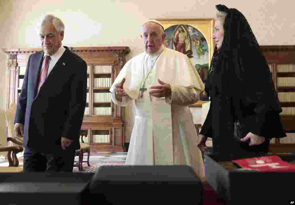 دیدار پاپ فرانسیس با رئیس جمهوری شیلی و همسر او در واتیکان.