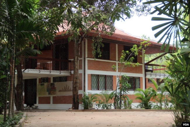 ផ្ទះ​លោក​ វណ្ណ​ មូលីវណ្ណ ដែល​ស្ថិត​នៅ​តាម​បណ្តោយ​ស្ទឹង​សៀម​រាប​ ក្រុង​សៀមរាប កាល​ពីថ្ងៃ​ទី​២១ ខែមីនា ឆ្នាំ​២០១៥​។ លោក​ វណ្ណ​ មូលីវណ្ណ​ ទទួល​បាន​ភាព​ល្បី​ល្បាញ​ដោយ​សារ លោក​ជា​ស្ថាបត្យករ​ខ្មែរ​ម្នាក់ ដែល​បានគូរ​ប្លង់​សំណង់​អគារដ៏​ស្រស់​ស្អាតជា​ច្រើន​ កាល​ពី​សម័យ​សង្គមរាស្រ្ត​និយម (១៩៥៥‍-១៩៧០)។ (នូវ​ ពៅលក្ខិណា​/VOA)