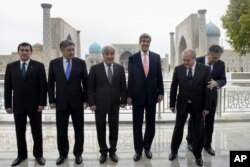 From left, Turkmen Foreign Minister Rashid Meredov, Kyrgyz Foreign Minister Erlan Abdyldaev, Kazak Foreign Minister Yerlan Idrissov, U.S. Secretary of State John Kerry, Uzbek Foreign Minister Abdulaziz Kamilov and Tajik Foreign Minister Sirodjidin Aslov in Samarkand, Uzbekistan, Nov. 1, 2015.