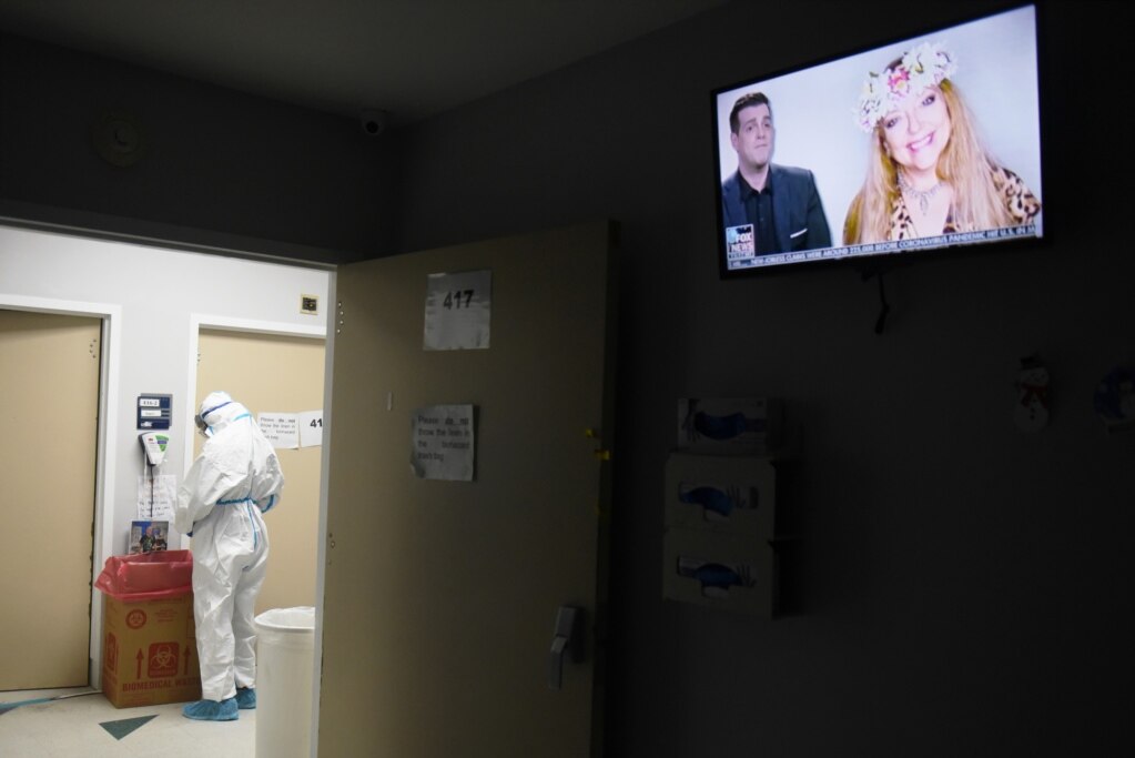 Një punonjëse e kujdesit shëndetësor heq pajisjet e saj mbrojtëse ndërsa në televizion shfaqet një përmbledhje e vitit 2020  brenda njësisë së emergjencës në spitalin United Memorial Medical Center në Hjusto, Teksas, SHBA, 1 janar 2021. REUTERS / Callaghan O'Hare
