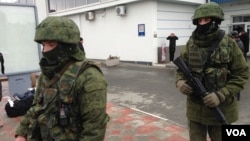 Hombres no identificados patrullan en el aeropuerto de Simferopol en la región ucraniana de Crimea.