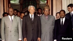 Da esquerda para a direita: José Eduardo dos Santos, Nelson Mandela, Mobutu Sese Seko e Joaquim Chissano