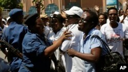 Plus de 250 femmes ont marché dimanche dans le centre de Bujumbura pour réclamer la libération des manifestants incarcérés.