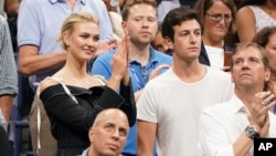 FILE - Karlie Kloss, top left, and Joshua Kushner attend the semifinals of the U.S. Open tennis tournament at the USTA Billie Jean King National Tennis Center, Sept. 6, 2018, in New York.