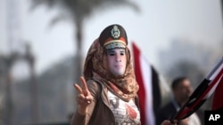Tahrir Meydanı'nda General el-Sissi'nin maskesini takan Mısırlı bir kadın gösterici