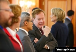 로버트 킹 미 북한인권특사(가운데)가 지난해 11월 서울인권회의 참석자들과 대화하고 있다. (자료사진)