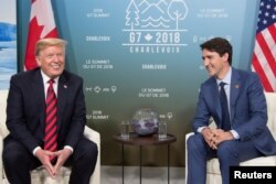 El presidente de EE.UU., Donald Trump y el primer ministro de Canadá, Justin Trudeau durante una conversación al margen de la Cumbre del G7 en Canadá. Junio 8 de 2018.