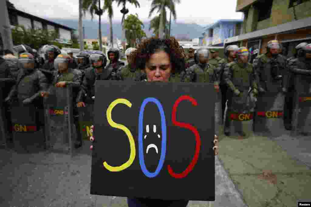 Manifestantes antigubernamentales protestan en las calles de Venezuela por segunda semana consecutiva contra las restricciones del gobierno de Nicolás Maduro.