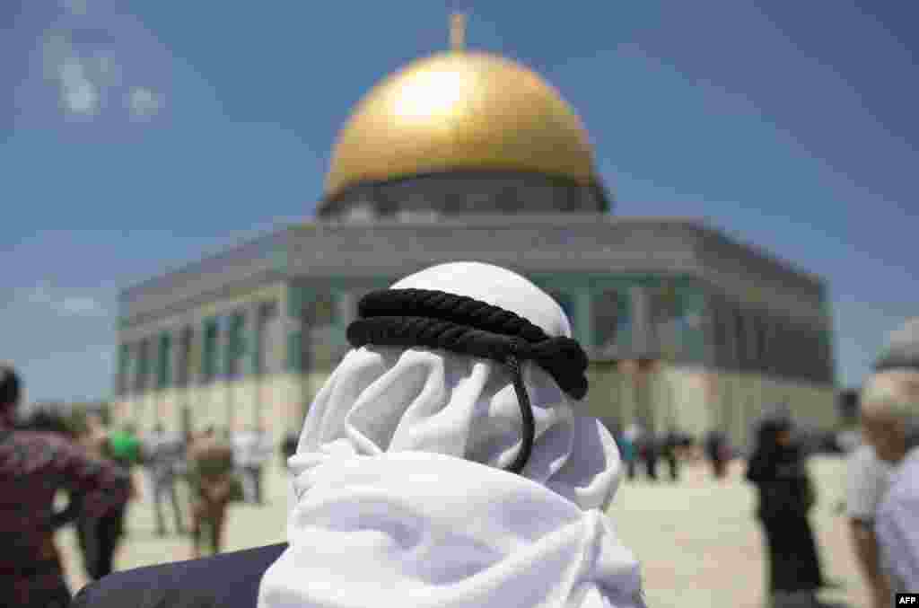이스라엘의 예루살렘 옛 도시에서 팔레스타인 이슬람교도가 금요기도회 참석을 위해 알-아크사 회당을 향하고 있다.