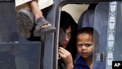 Des personnes arrivent à Bannu, au Pakistan, le 18 juin 2018. 