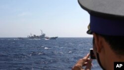 Cảnh sát biển Việt Nam theo dõi tàu Trung Quốc gần giàn khoan ở Biển Ðông.
