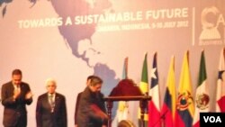 Presiden SBY memukul gong saat membuka Forum Bisnis ASEAN-Amerika Latin di Hotel Shangri-La, Jakarta, Senin (9/7/2012) pagi.