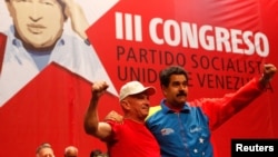El ex jefe de la inteligencia militar venezolana, Hugo Carvajal (izquierda), es sospechoso de narcotráfico.