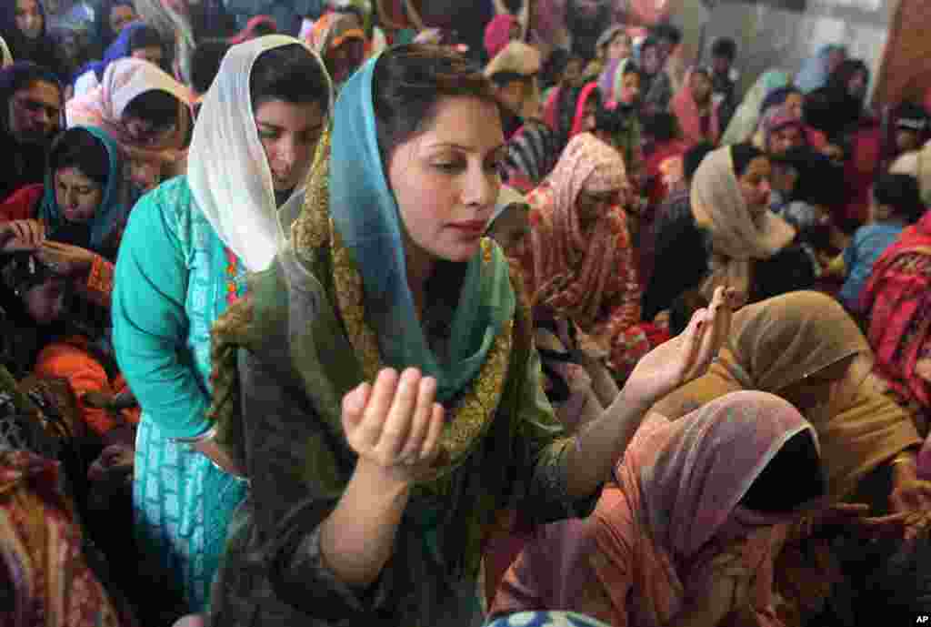 یک زن مسیحی در مراسم عید پاک دعا می کند.