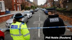 Des policiers montent la garde après l'explosion d'une voiture devant l'hôpital pour femmes de Liverpool, en Grande-Bretagne, le 15 novembre 2021.