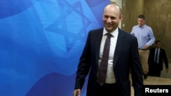 Menteri Pendidikan Israel dan kepala partai sayap kanan, Rumah Yahudi, Naftali Bennett tiba untuk menghadiri rapat kabinet mingguan di kantor Perdana Menteri Israel Benjamin Netanyahu, 4 Desember 2016. 