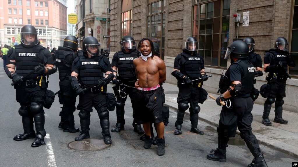 27 të arrestuar pas protestave në Boston