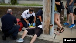 Paramédicos reviven a un hombre de 32 años que no respiraba por sobredosis de opioides en el suburbio de Everett, cerca de Boston, Massachusetts, 23-8-17.