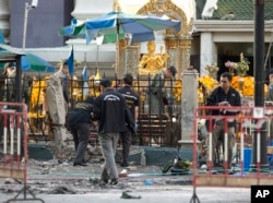 Cảnh sát điều tra hiện trường đền thờ Erawan một ngày sau vụ đánh bom giết chết ít nhất 22 người và làm bị thương 120 người khác.