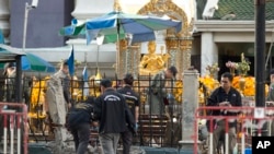 Polisi tengah memeriksa lokasi kuil pasca ledakan di Bangkok, Thailand, 18 Agustus 2015 (Foto: dok). 