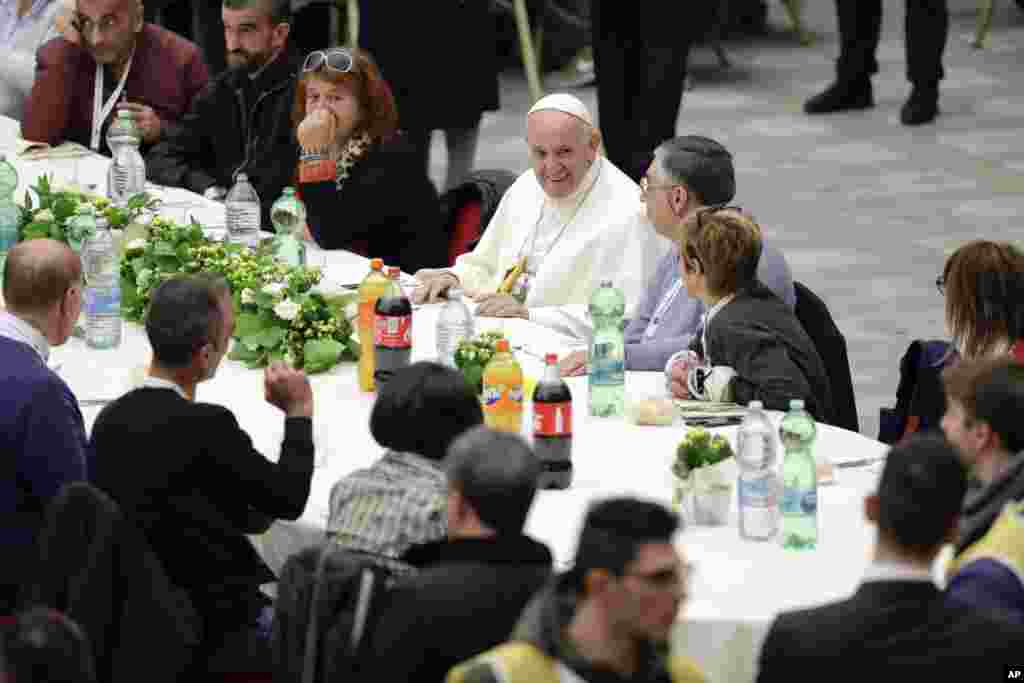 مراسم ناهار در واتیکان با حضور پاپ فرانسیس. او از صدها نفر از فقرا، مهاجران و بی خانمان&zwnj;ها دعوت کرده است.