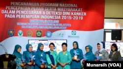 Ibu Negara Iriana Joko WIdodo dan Ibu Nining Indroyono Soesilo (tengah) dari OASE bergambar bersama wakil dari enam propinsi finalis lomba Jingle IVA, 21 April 2015 (Foto: VOA/Munarsih)