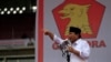 Prabowo Subianto (kiri), calon presiden dari Partai Gerakan Indonesia Raya (Gerindra), berpidato di depan pendukungnya saat kampanye di Jakarta, 23 Maret 2014. (Foto: REUTERS/Beawiharta)