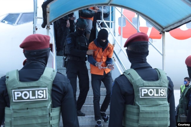 Salah seorang dari 26 terduga teroris yang ditangkap di Makassar dan Gorontalo, diterbangkan ke Jakarta, Kamis (4/2). (Photo Courtesy : Mabes Polri )